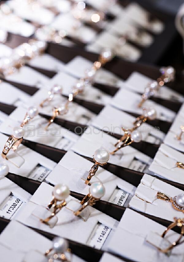 珍珠与黄金的优雅邂逅 零售珠宝店的融合魅力